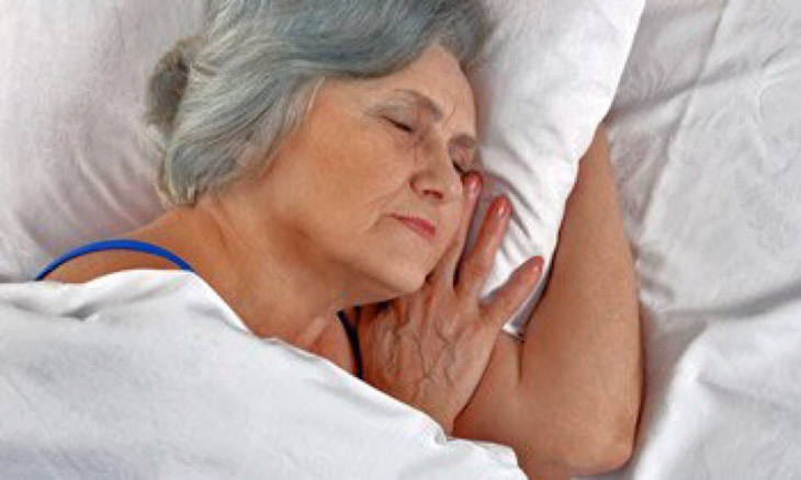 Ngủ không sâu giấc - dấu hiệu sớm của chứng Alzheimer - Ảnh 1.