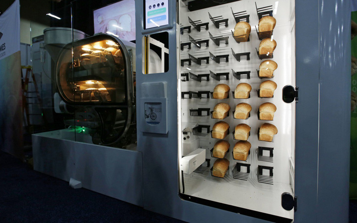Thích thú với chiếc máy tự động sản xuất hàng loạt bánh mì ở CES 2019