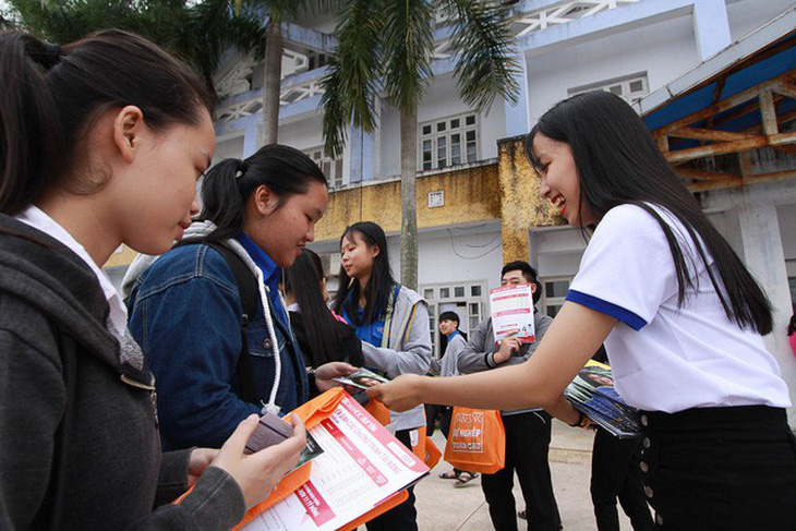 Hơn 4.000 học sinh Huế đi nghe tư vấn tuyển sinh hướng nghiệp - Ảnh 3.