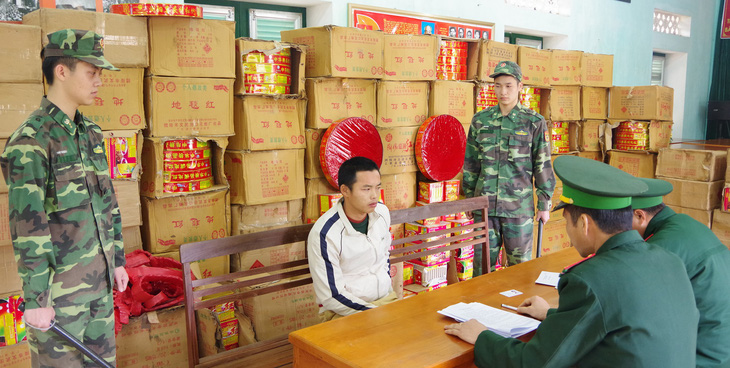 Bắt nhóm người Trung Quốc chuyển 120 thùng pháo nổ vào Việt Nam - Ảnh 1.