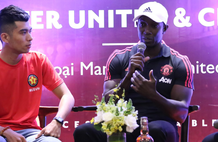 Dwight Yorke khuyên cầu thủ Việt Nam ra nước ngoài chơi bóng - Ảnh 1.