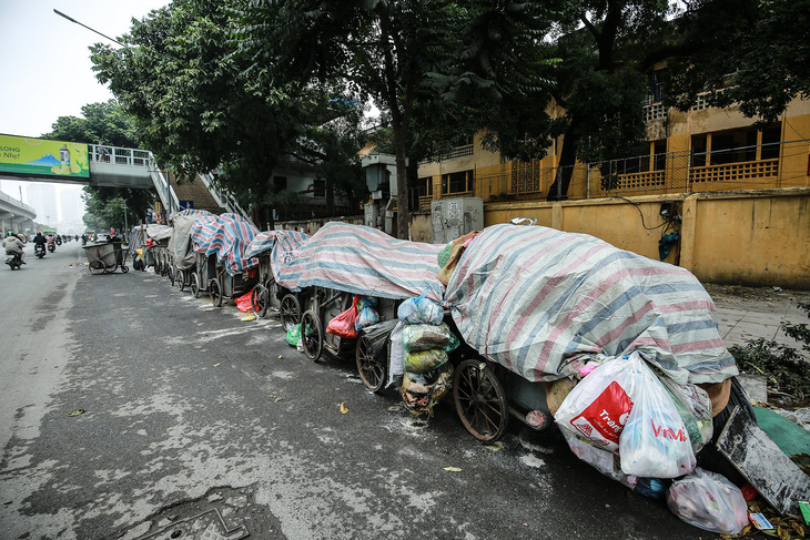 Đường phố Hà Nội hôm nay vẫn ngập... rác - Ảnh 1.