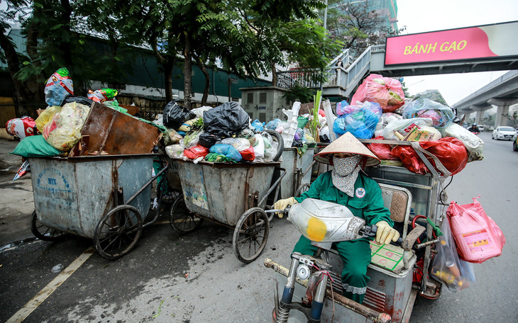 Hà Nội: đường phố ngập rác vì người dân chặn xe vào bãi rác