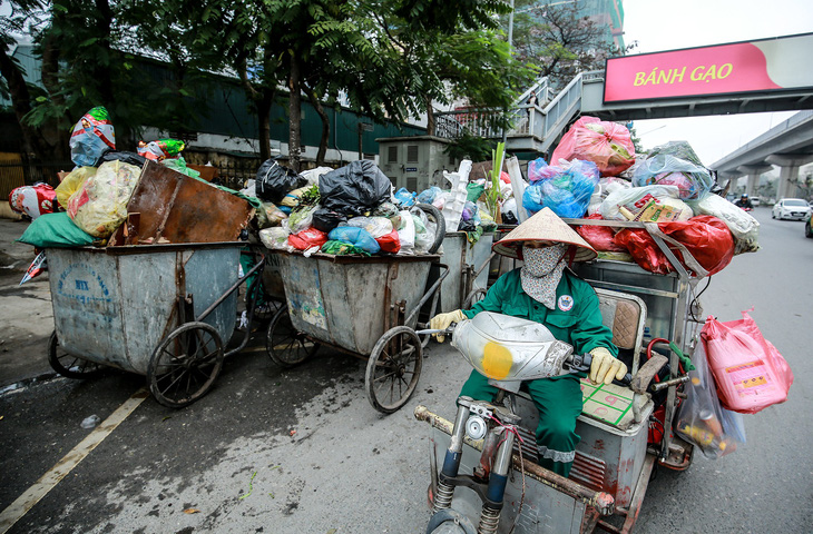 Đường phố Hà Nội hôm nay vẫn ngập... rác - Ảnh 6.