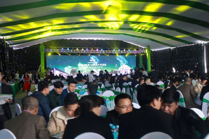 Him Lam Green Park hút khách ngày đầu ra mắt dự án - Ảnh 1.