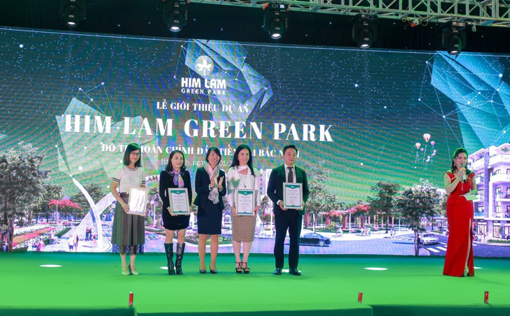 Him Lam Green Park hút khách ngày đầu ra mắt dự án - Ảnh 4.