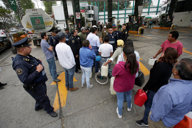 Lạ lùng chuyện xếp hàng mua xăng đến tận đêm ở Mexico - Ảnh 5.