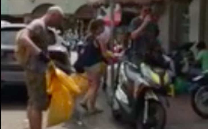 Video khách Tây dọn rác trước chợ Bến Thành hút gần 5 triệu view