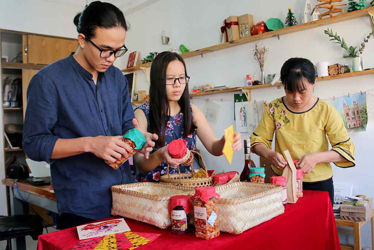 Lên phây bán quà tết - Ảnh 1.