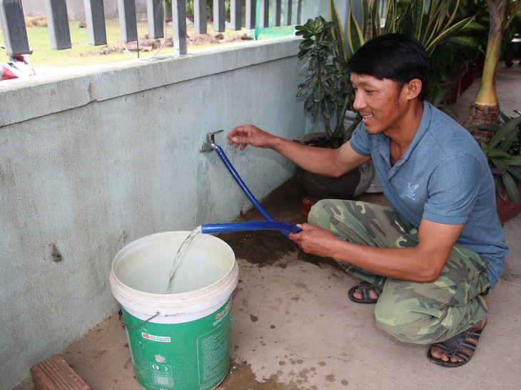 Người già, trẻ nhỏ Ninh Thuận vui mừng vì nước sạch về thôn - Ảnh 1.