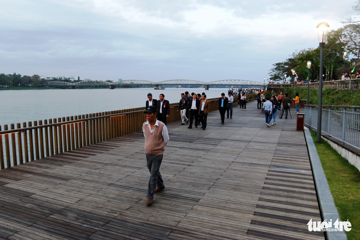 Khánh thành cầu đi bộ bằng gỗ lim 64 tỉ dọc sông Hương - Ảnh 1.