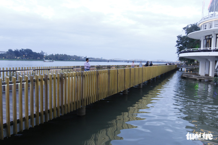 Khánh thành cầu đi bộ bằng gỗ lim 64 tỉ dọc sông Hương - Ảnh 5.