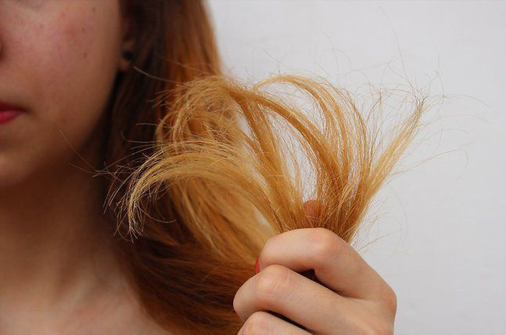 Những sai lầm khiến tóc bạn bị chẻ ngọn - Ảnh 1.