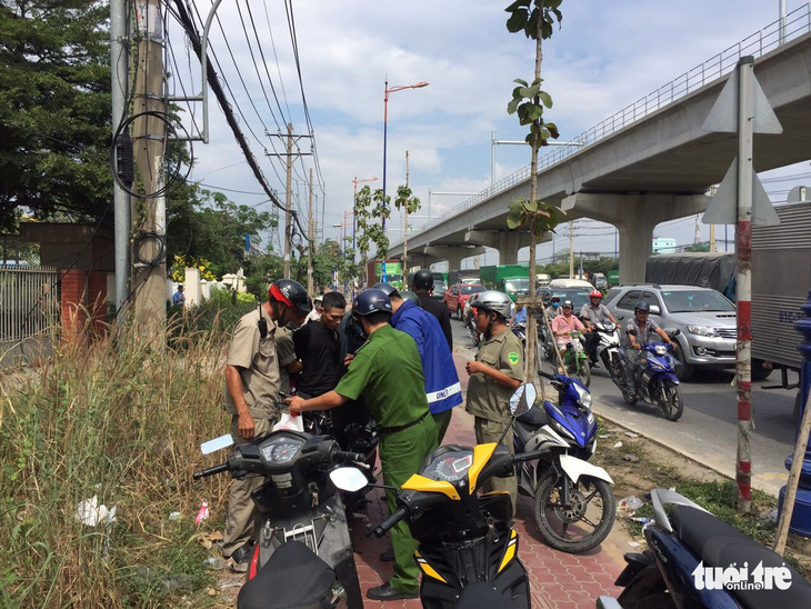 Bắt thanh niên xăm trổ chứa ma túy trong gấu bông - Ảnh 1.