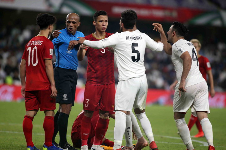Ông Park lo Công Phượng bị thẻ phạt khi va chạm với cầu thủ Yemen - Ảnh 4.