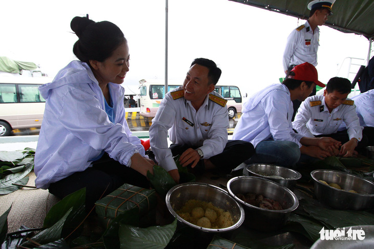 Nghệ sĩ cùng chiến sĩ hải quân gói bánh chưng, trang trí mai vàng đón Tết - Ảnh 1.