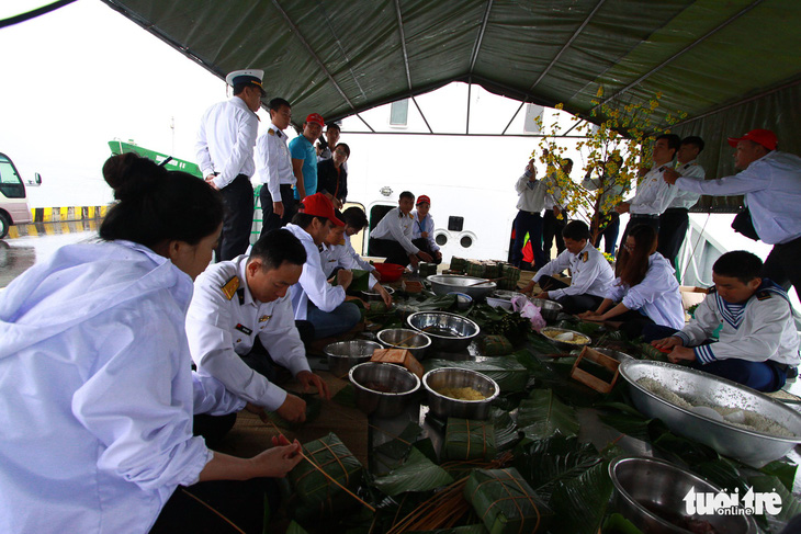 Nghệ sĩ cùng chiến sĩ hải quân gói bánh chưng, trang trí mai vàng đón Tết - Ảnh 2.