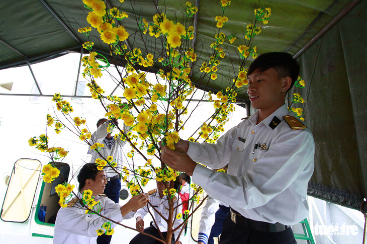 Nghệ sĩ cùng chiến sĩ hải quân gói bánh chưng, trang trí mai vàng đón Tết - Ảnh 6.