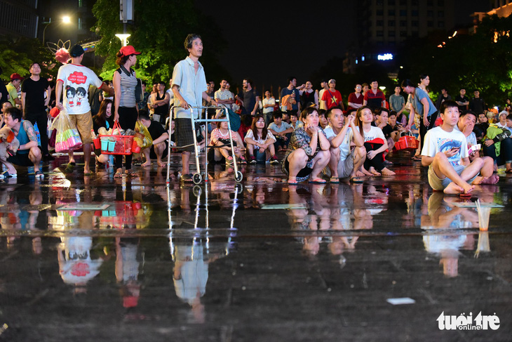 Cổ động viên đội mưa cổ vũ đội tuyển ở phố đi bộ Nguyễn Huệ - Ảnh 10.
