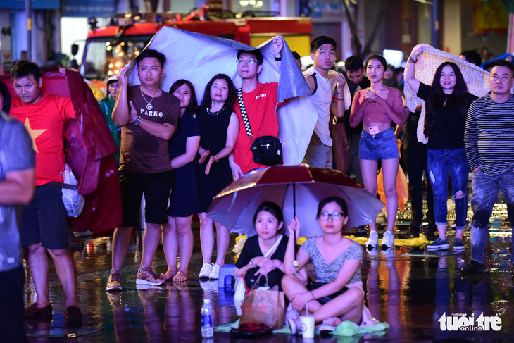 Cổ động viên đội mưa cổ vũ đội tuyển ở phố đi bộ Nguyễn Huệ - Ảnh 9.