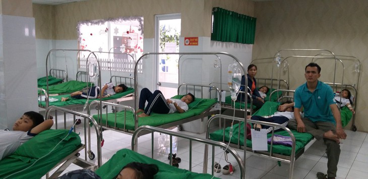 Sau tiệc tất niên, hàng chục học sinh tiểu học nhập viện - Ảnh 1.