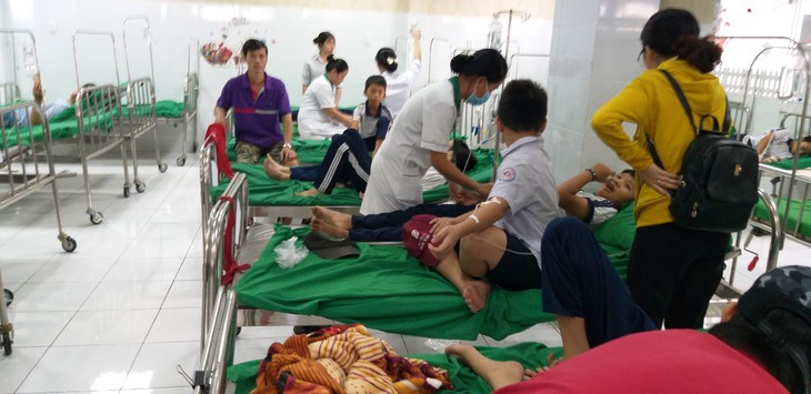 Sau tiệc tất niên, hàng chục học sinh tiểu học nhập viện - Ảnh 2.
