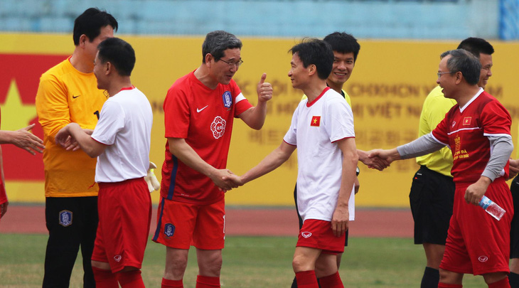 Phó thủ tướng Vũ Đức Đam ghi 2 bàn vào lưới đội Nghị sĩ Hàn Quốc - Ảnh 1.