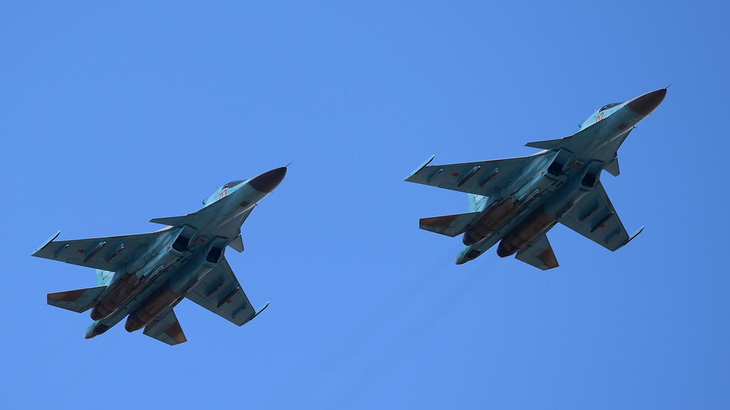 2 tiêm kích Su-34 của Nga đâm nhau trên không - Ảnh 1.