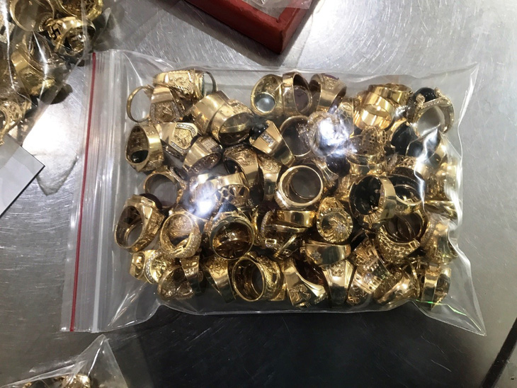 Bắt khẩn cấp nhân viên trông quầy nghi trộm 230 lượng vàng - Ảnh 1.
