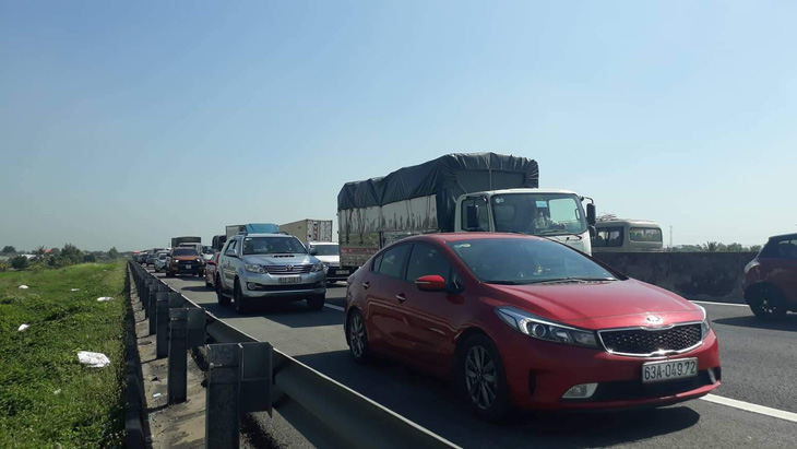 Va chạm nhỏ, kẹt xe nhiều giờ trên cao tốc TP.HCM - Trung Lương - Ảnh 2.