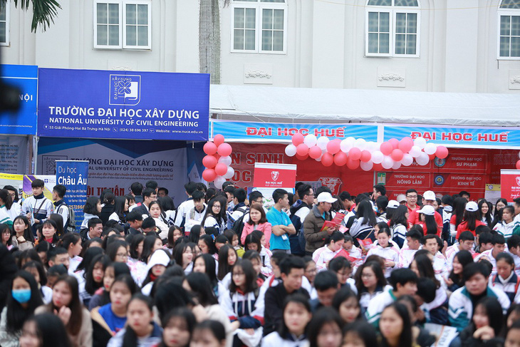 Hơn 5.000 học sinh xứ Nghệ dự tư vấn tuyển sinh hướng nghiệp - Ảnh 5.