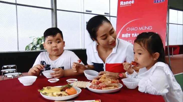 Thí sinh ‘Biệt Tài Tí Hon’ khám phá nhà máy tinh luyện dầu ăn từ cá - Ảnh 4.