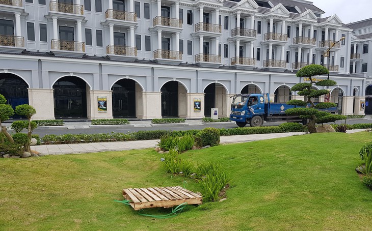 Ngã vào hố nước trong công viên, bé 15 tháng tuổi nguy kịch - Ảnh 1.