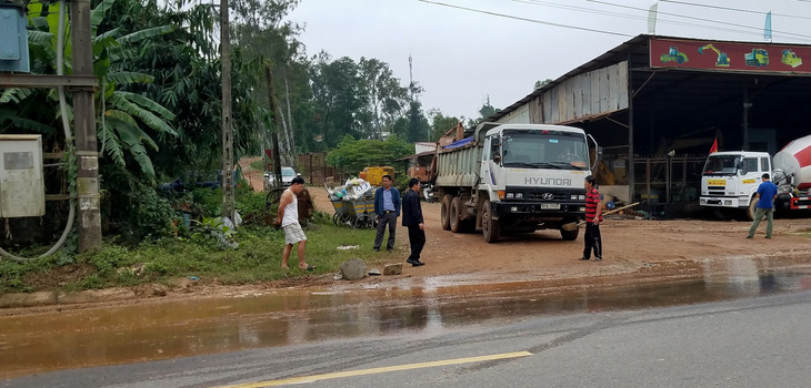 Dân chặn xe tải vì để bùn đất rơi đầy đường - Ảnh 1.
