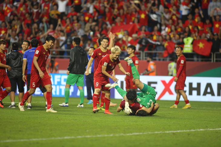 Cầu thủ Việt Nam vui nổ trời sau chiến thắng trước Jordan - Ảnh 2.
