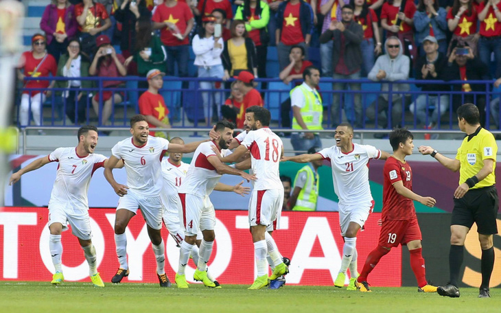 Video pha đá phạt hiểm hóc đưa Jordan dẫn trước Việt Nam 1-0