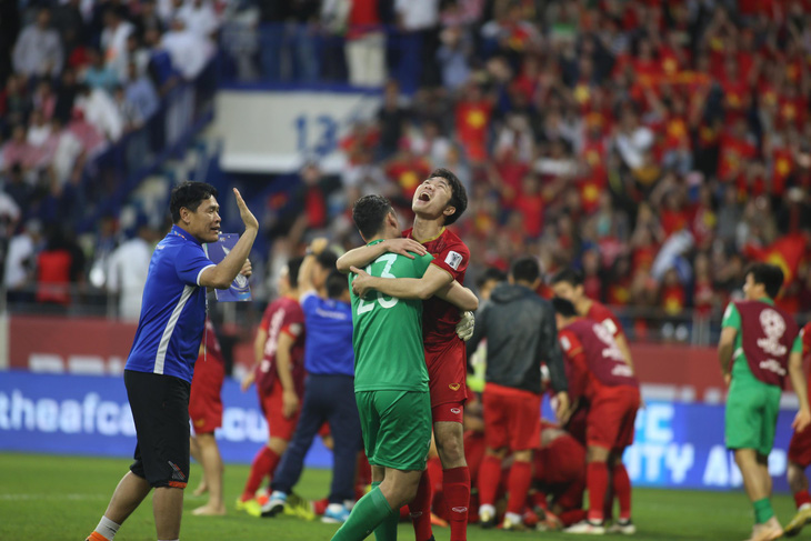 Cầu thủ Việt Nam vui nổ trời sau chiến thắng trước Jordan - Ảnh 4.