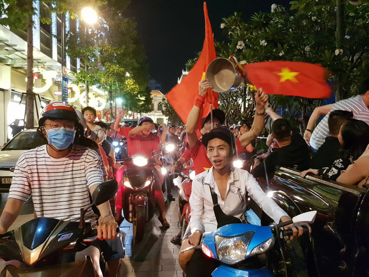 Tuyển Việt Nam chiến thắng quả cảm, TP.HCM, Hà Nội bão - Ảnh 12.