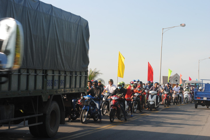 Hàng chục ngàn du khách đổ bộ, làng hoa Sa Đéc ùn tắc - Ảnh 3.