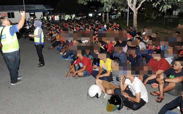 Malaysia bàn cách cấm thiếu niên đi chơi đêm - Ảnh 1.