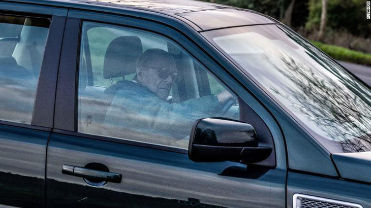 Nữ hoàng Anh, Hoàng thân Philip lại lái xe không thắt dây an toàn tuổi 90 - Ảnh 1.