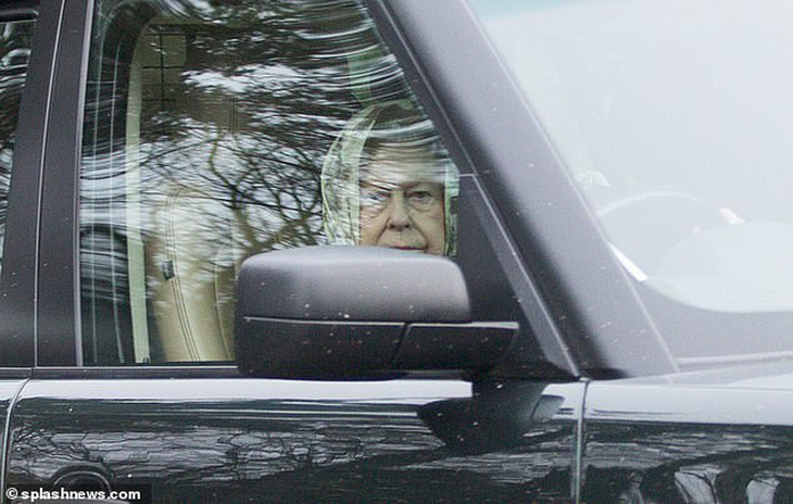 Nữ hoàng Anh, Hoàng thân Philip lại lái xe không thắt dây an toàn tuổi 90 - Ảnh 3.