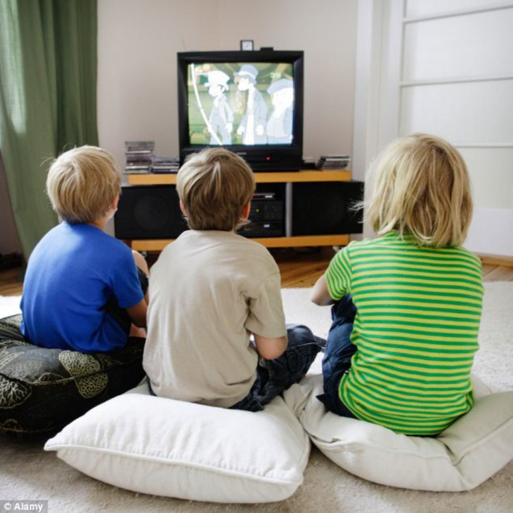 Trẻ nhỏ “ngồi lì” trước tivi hơn 1 giờ/ngày có nguy cơ bị béo phì - Ảnh 1.
