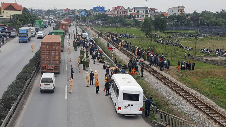 Xe tải tông đoàn người đi thắp nhang nghĩa trang, 8 người chết - Ảnh 1.