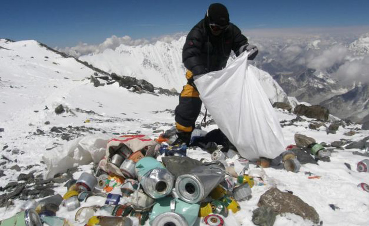 Cắt giảm người leo núi Everest để dọn rác - Ảnh 1.