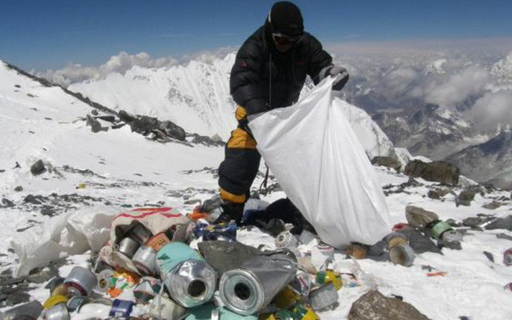Cắt giảm người leo núi Everest để dọn rác