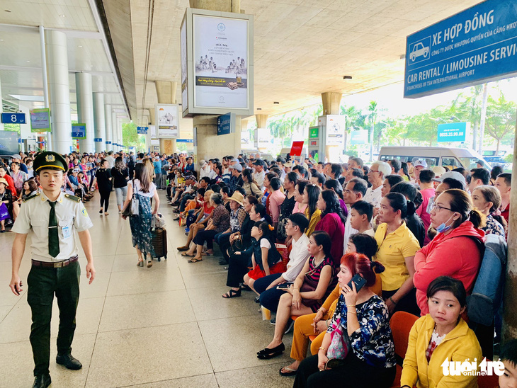 Tân Sơn Nhất nghẹt người đón Việt kiều về ăn Tết nhưng vẫn đều tăm tắp - Ảnh 2.