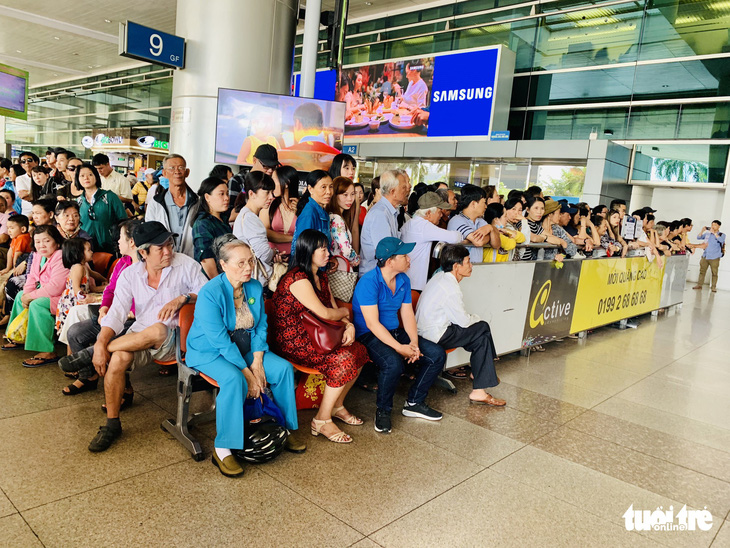 Tân Sơn Nhất nghẹt người đón Việt kiều về ăn Tết nhưng vẫn đều tăm tắp - Ảnh 3.