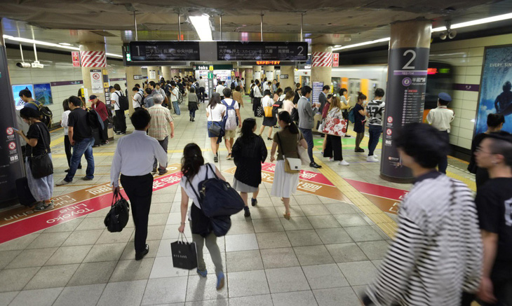 Nhật Bản: Đi tàu điện ngầm ngoài giờ cao điểm được tặng suất ăn - Ảnh 1.