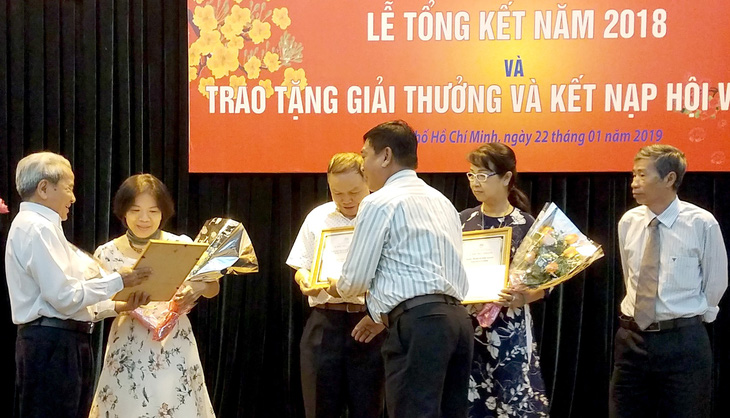 Nhà thơ Lê Giang nhận giải thưởng văn học TP.HCM ở tuổi 90 - Ảnh 1.